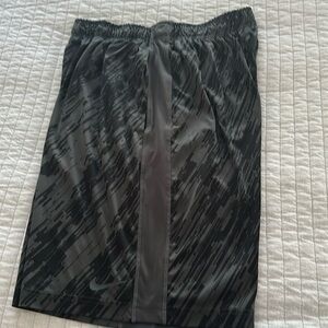 Nike Men’s shorts in a black and grey print size Large no drawstring 10in inseam